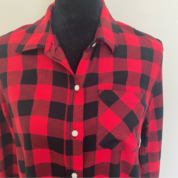 Women’s GAP Size M long sleeve red & black blouse like new extra buttons - Picture 11 of 11